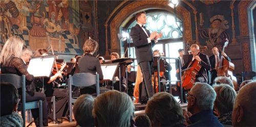 Eleganter Dirigent und charmanter Conférencier: Daniel Spaw und seine Bad Reichenhaller Philharmoniker.Foto  Füchtner