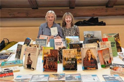 Elfriede Pauli (links) und Margarita Wolf-Lenz lesen aus Büchern und Texten.Foto Stadtbibliothek Rosenheim