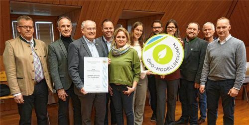 Ende Dezember 2025 sind die Bürgermeister der erweiterten ÖMR im Glonner Rathaus zusammengekommen, um auf die die nächsten drei gemeinsamen Jahre anzustoßen. Von links nach rechts: Georg Weigl (Bgm. Tuntenhausen), Andreas Lutz (Bgm. Oberpframmern), Josef Oswald (Bgm. Glonn), Martin Riedl (Bgm. Baiern), Inge Heiler (Bgm. Egmating), Babette Ellen Koci (ÖMR-Managerin Glonn-Mangfalltal-Aying), Johannes Zistl (Bgm. Feldkirchen-Westerham), Angelika Gsellmann (ÖMR-Managerin Glonn-Mangfalltal-Aying), Peter Wagner (Bgm. Aying), Dr. Michael Ritterhofer (Geschäftsführer TAGWERK e.V.) und Franz Hobmeier (ÖMR-Manager Glonn-Mangfalltal-Aying).Foto © ÖMR Glonn-Mangfalltal-Aying