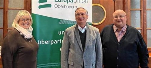 Entschlossen pro Bahn: Die stellvertretende Kreisvorsitzende der Europa-Union Mühldorf Anja Bartsch, der Vorsitzende des Kundenbeirats der Südostbayernbahn Wilhelm Mack und Kreis- und Bezirksvorsitzender Walter Göbl. Foto Europa-Union