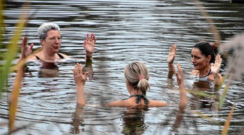Ernährungsberaterin Sonja Kuhnhardt (links) bietet seit einigen Monaten ein Eisbaden-Seminar am Happinger See in Rosenheim an.Foto  © Schlecker