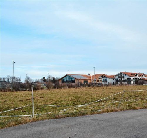 Erschlossen wird das Baugebiet über die Aichstraße. Diese erste Planung gefiel dem Marktgemeinderat. Im Hintergrund ist die Tennishalle zu sehen. In diesem Stil sollen auch die neuen Mietwohnungen gebaut werden. Foto Eder