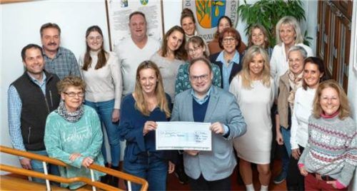 Erster Bürgermeister Andreas Friedrich (vorne, Mitte) überreichte den symbolischen Scheck im Kreise seiner Mitarbeiter an Maria Hessdörfer (vorne, links) von Ma Via. Foto  Berger