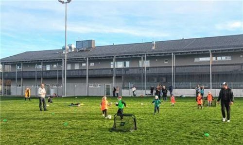 Erstes Training: Beste Bedingungen für große und kleine Ballkünstler auf dem neuen Fußballplatz.