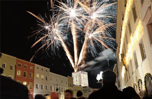 Erstmals wurden Feuerwerksraketen vom Münchner Tor aus abgeschossen. Den vielen Hundert Besuchern auf dem Mühldorfer Stadtplatz hat es gefallen.Foto Enzinger