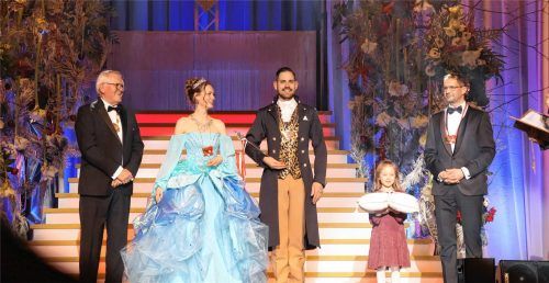 Es war eine feierliche Inthronisation beim Jubiläums-Rosenball 2026: (von links) Vorstandsvorsitzender des Wirtschaftlichen Verbandes Reinhold Frey, Prinzessin Ursula I., Prinz Korbinian I., das Schlüsselmädchen Emilia Puntigam und Oberbürgermeister Andreas März.Fotos grun