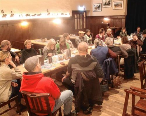 Etwa 30 Personen tauschten sich über die Gründung eines Mietshaus-Syndikats in Traunstein aus. Foto Zandl