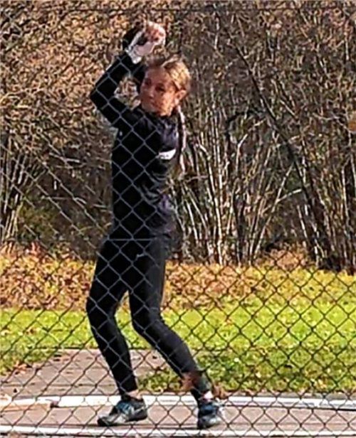 Eva Rapolder beim Hammerwurf.