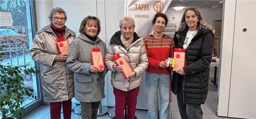 Eva Rogge (von links), Heidi Raschke, Gisela Leichtner und Emina Telalovic übergeben Elke Haas (Zweite von links) die Spende.Foto Kursana Social Care GmbH