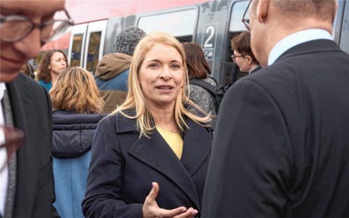 Evelyn Palla (Mitte), Vorstandsvorsitzende Deutsche Bahn AG, nimmt an der Inbetriebnahme der Ahrtalbahn teil. Foto dpa