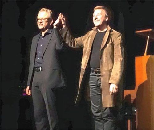 „Ewig Dein, Mozart“ heißt das Programm, bei dem der Sänger und Schauspieler Max Müller (rechts) von dem Pianisten Volker Nemmer begleitet wurde. Foto Franke