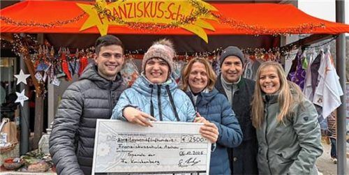 Familie Knickenberg übergibt den Spendenscheck an Gabriele Meßner, Konrektorin der Franziskusschule Aschau (Dritte von links).Foto Franziskusschule