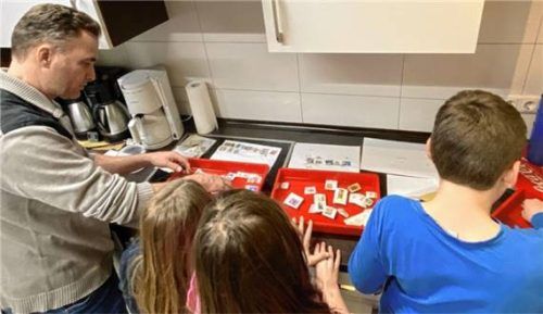 Familie Pfleger aus Feldkirchen bei einer der von den Kindern besonders gerne gemachten Tätigkeiten: Briefmarken ablösen und trocknen. Foto RE