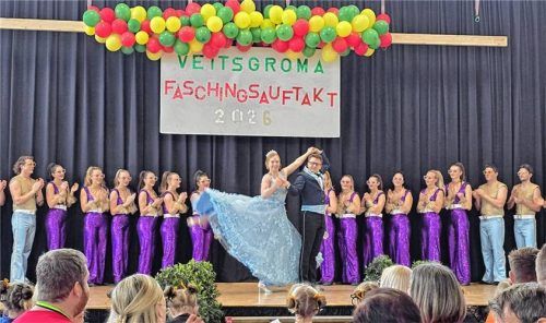 Faschingsauftakt: Auch die Prienarria mit dem Prinzenpaar Thomas I. und Prinzessin Stefanie I. trat vor den rund 600 Gästen auf. Foto Effner