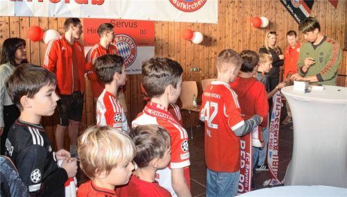 FC-Bayern-Star Hiroki Ito (rechts am Stehtisch) war in Taufkirchen von Fans umringt und erfüllte geduldig jeden Autogrammwunsch. Foto Wagner