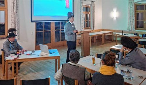 Festleiter Hubert Lottes (Mitte) präsentierte die Planungen an einem Infoabend.Foto re