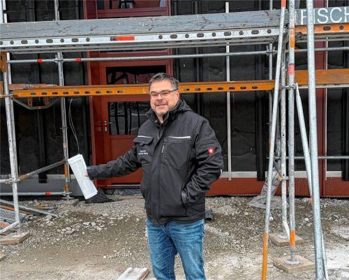 Feuerwehrkommandant Reinhard Huber freut sich über den planmäßigen Verlauf der Baumaßnahmen. Der Rohbau des neuen Rückgebäudes steht, auch Fenster und Türen sind bereits eingebaut. Foto Kotter
