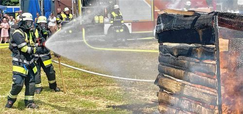 Feuerwehrleute bei einer Löschübung während der Jubiläumsfeierlichkeiten. Fotos Neuwirth