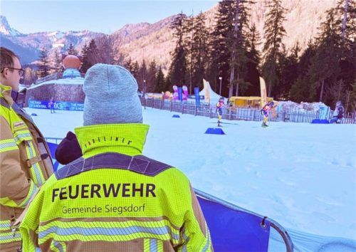 Feuerwehrleute beobachten das Renngeschehen. Bis zu 80 Feuerwehrkräfte waren täglich an der Arena sowie in Ruhpolding und angrenzenden Gemeinden im Einsatz. Fotos  Lohwieser