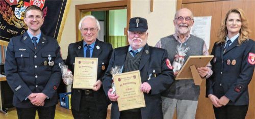 Feuerwehrvorsitzender Bernhard Singer (links) und seine Stellvertreterin Sabrina Stuckenberger ehrten (von links) Gerhard Josef Pfeiffer, Max Schmied und Johann Huber für ihre 50-jährige Zugehörigkeit. Foto Baumann