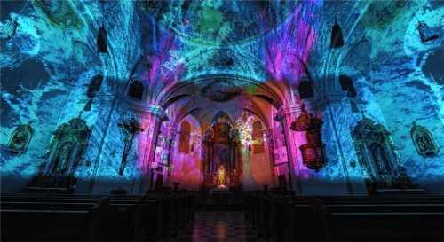 Fraktale Strukturen wanderten als Lichtprojektionen durch den Kirchenraum. Foto Fleißig/ElsnerFotografie