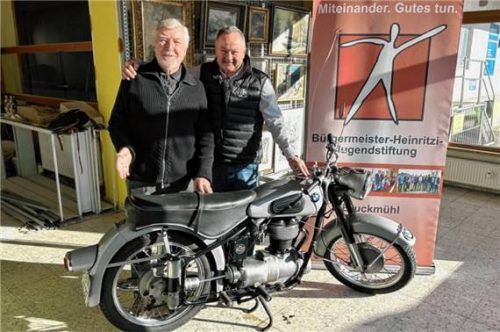 Franz Heinritzi (links) mit dem Oldtimer-Motorrad „BMW R 25“ (Baujahr 1955) und Alfons Bauer. Foto Baumann