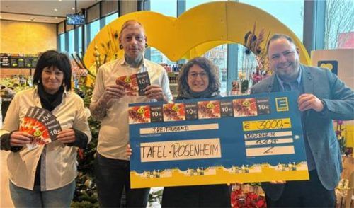 Freude bei der Spendenübergabe: (von links) Doris Helms (F&W), Marktleiter Martin Reckmann, Martina Kaul von der Tafel Rosenheim und Bezirksleiter Thomas Pantschenko. Foto Edeka Süd