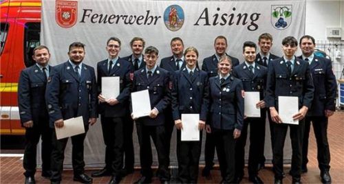 Freude und Stolz: Bei der Versammlung wurden verdiente Mitglieder der Aisinger Wehr geehrt.Foto re