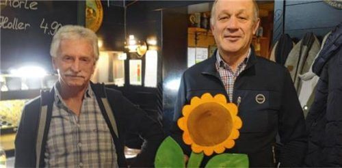 Freuen sich auf die offenen Gartentüren: (von links) Vorsitzender Gartenbauverein Rottau, Hans Kern, und Miche Huber, Schreinermeister vom Staatlichen Landschulheim Marquartstein. Foto Adersberger