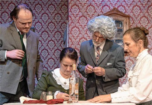 Freuen sich auf die Premiere: (von links) Pankraz Schaberl, Christl Schuster, Georg Röhrmoser und Kerstin Gruber. Foto RE