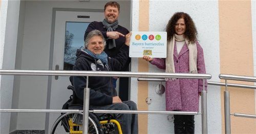 Freuen sich über die Auszeichnung: (von links) Josef Höck (Beauftragter für Menschen mit Behinderung der Gemeinde Eggstätt), Bürgermeister Christoph Kraus und die Büchereileitung Sylvie Richtaryk.Foto Gemeinde Eggstätt