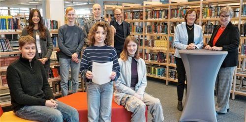 Freuen sich über die Eröffnung: (von links, vorne) die Schüler Max Dombrowski, Helena Salvisberg, Melissa Kauer, hinten: Marina Lo Pumo, Elias Gottfriedsen, Raphael Hack, stellvertretender Schulleiter Georg Suttner, Dritte Bürgermeisterin Gabriele Leicht und Schulleiterin Brigitte Würth. Foto Sebastian-Finsterwalder-Gymnasium