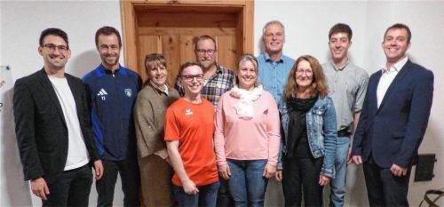 Freuen sich über die große Hilfe: (von links) Manuel Schmidinger, Thomas Jobst, Heidi Rahm, Florian Lohr, Franz Eichberger, Maria Mayerhofer, Franz Mayr, Bürgermeisterin Anna Meier, Maxi Wolf und Tobias Zellner. Foto rauscher