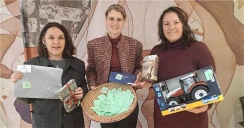 Freuen sich über die große Resonanz der Tombola: (von links) Claudia Hausberger, Sophie Sontag-Lohmayer und Karin Mußner. Foto re