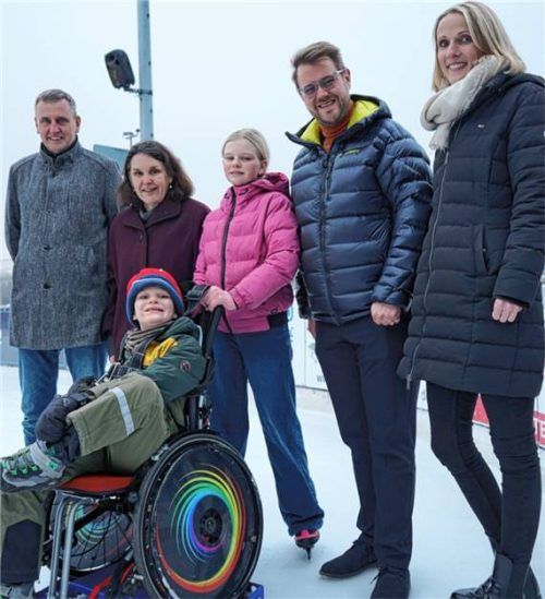 Freuen sich über die neue Anschaffung: (von links) Alfred Lehmann, Claudia Hausberger, Elias mit Schwester Amelie, Bürgermeister Michael Hetzl und Elisabeth Demmelhuber. Foto re