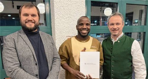Freute sich über seinen Meisterbrief: Fabakary Jawneh (Mitte) aus Prien. Andreas Pfaffinger, Leiter des Bildungszentrums der Handwerkskammer (links) und der Rosenheimer Innungs-Obermeister Florian Stein.Fotos wittenzellner