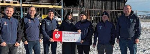 Freuten sich, die Spende überreichen zu können: (von links) Timo Paul, Kommandant der Feuerwehr Wasserburg, Hilmar Zinke, stellvertretender Vorsitzender der Feuerwehr Wasserburg, Thomas Bacher, Vorsitzender der Feuerwehr Wasserburg sowie Viktoria Zinke und Robert Rainer von der Wasserburger Wehr.Fotos Feuerwehr Wasserburg