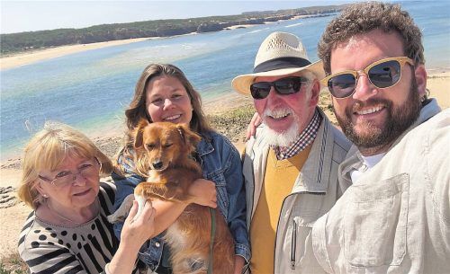 Froh, diese Reise gemacht zu haben: Oliver Kneip (r.) mit seiner Frau (M.), Hund Tobi, seiner Mama (73) und seinem Papa (85).Fotos  oliver kneip
