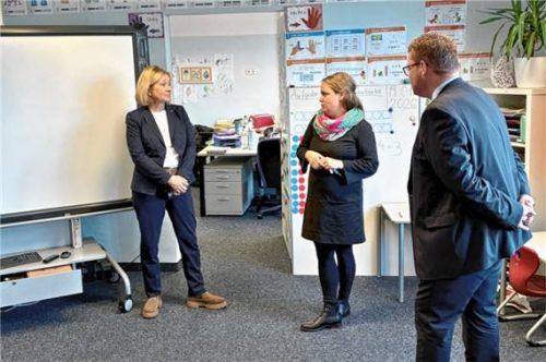 Führte die Besucher durch das Bildungshaus – die Leiterin des Bildungshauses, Mirjam Klingenschmid (Mitte) mit den Landtagsabgeordneten Holger Grießhammer (rechts) und Doris Rauscher (links). Foto Susanne Neumann