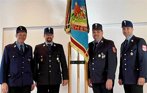 Führungswechsel: (von links) Vorsitzender Michael Gutsjahr, Zweiter Kommandant Markus Ortner, scheidender Kommandant Josef Huber und neuer Kommandant Mathias Hubbauer. Foto  Nistler