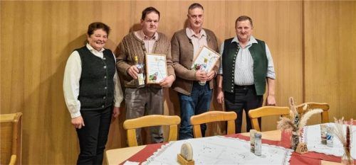 Für 30 Jahre segensreiches Wirken in der Auer Kirchenmusik ehrten Anneliese Eutermoser (links) und Chorleiter Martin Maier (rechts) Markus Kaffl (Zweiter von links) und Franz Grimm. Foto Kirchenchor Au