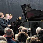 Zu dritt am Klavier