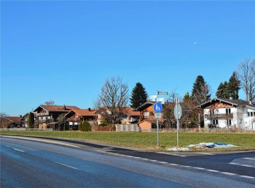 Für diese Wiese an der Bahnhofstraße wurde ein Wohnbauprojekt mit drei Mehrfamilienhäusern und vier Doppelhaushälften vorgestellt.Foto  Eder