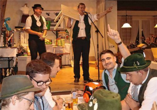 Für ein echt handwerklich hergestelltes Holzbankerl lohnte sich ein tiefer Griff ins Portemonnaie. Fotos Strim