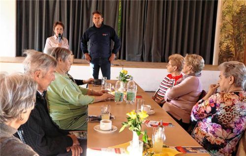 Für einen gelungenen Seniorennachmittag gelang es Vroni Gasteiger vom Pfarrgemeinderat (links), Marcus Aupperle vom BRK zum Thema „Hausnotruf“ zu gewinnen.Foto Strim