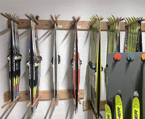 Für jeden Schüler etwas dabei: Die Inzeller Grundschule hat die Langlauf-Ausrüstung modernisiert. Foto Wegscheider