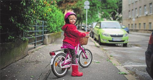 Für Kinder gelten andere Regeln: So dürfen sie beispielsweise bis zum Alter von zehn Jahren mit dem Fahrrad auch auf dem Gehweg fahren. Foto IMAGO