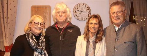 Für Roswitha Weinen übernahmen kommissarisch Zweite Vorsitzende Heidi Baumann (Dritte von links) und Kassier Georg Obermaier (Zweiter von links) den Vorsitz des Awo-Ortsvereins. Die Leiterin des Awo-Selbsthilfezentrums, Christina Hille, und der Vorsitzende des Awo-Kreisverbands, Josef Konhäuser, dankten Weinen in Abwesenheit. Foto Zandl