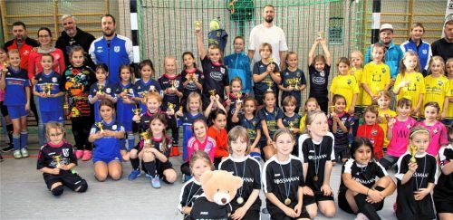Fußballstars wollen die erfolgreichen „F-Mädchen“ nach herrlichen Begegnungen beim Weihnachtscup auch einmal werden. Fotos Strim