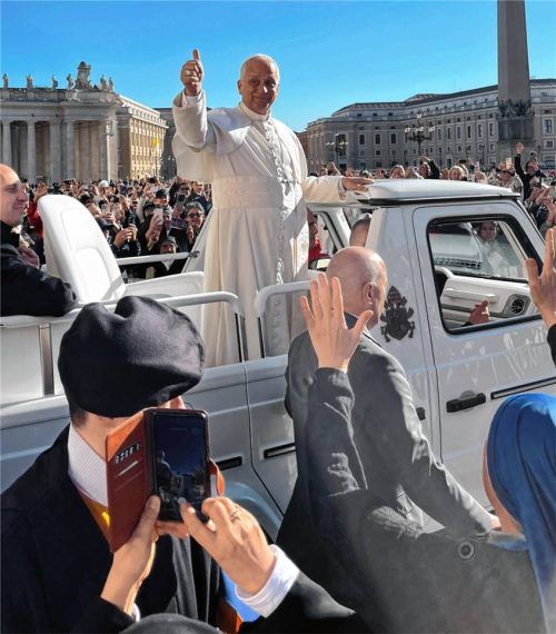 Ganz nah am Pontifex: Hans Wembacher stand in den vergangenen 50 Jahren immer in der vordersten Reihe auf dem Petersplatz.Fotos : privat